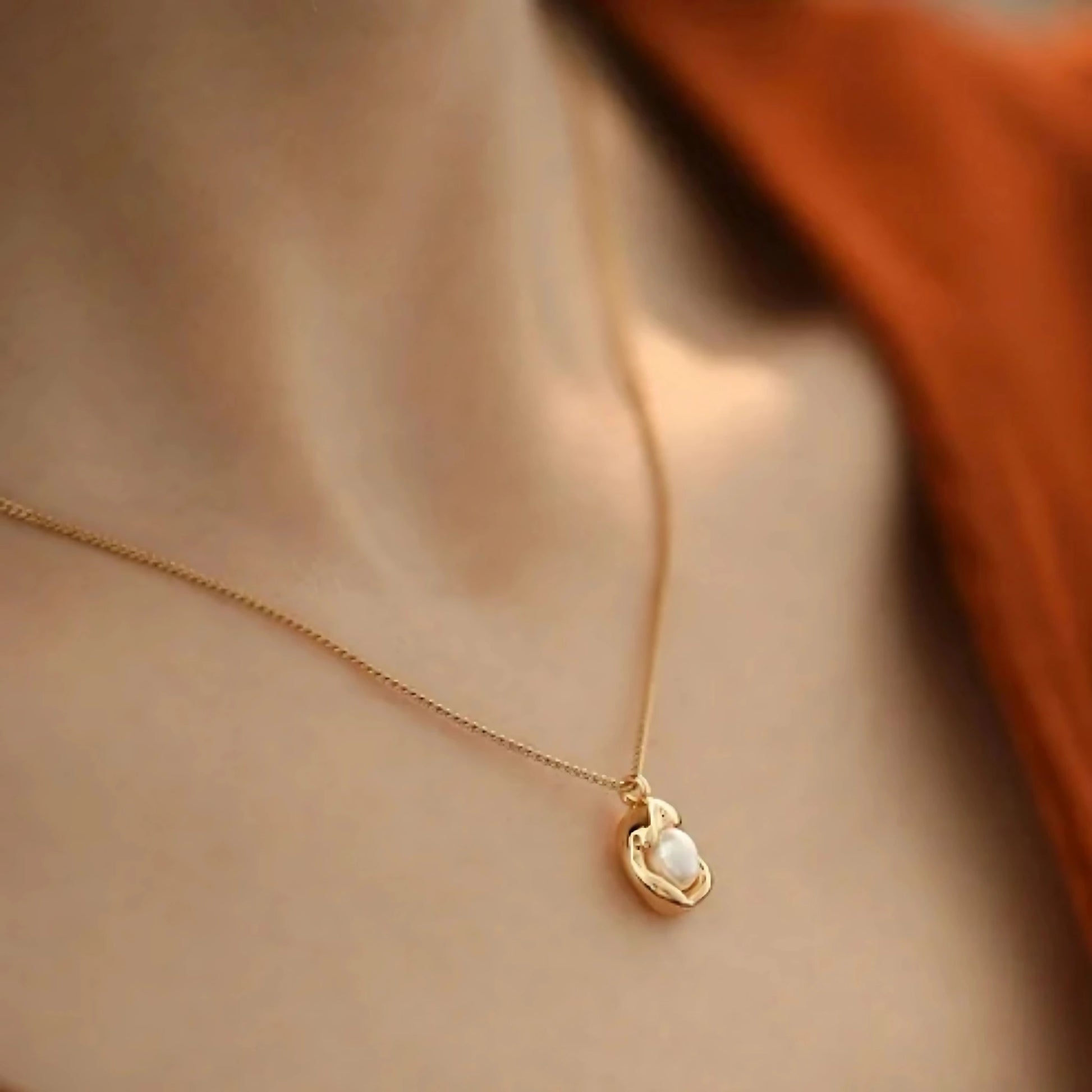 Stylish freshwater pearl necklace with adjustable gold-plated stainless steel chain