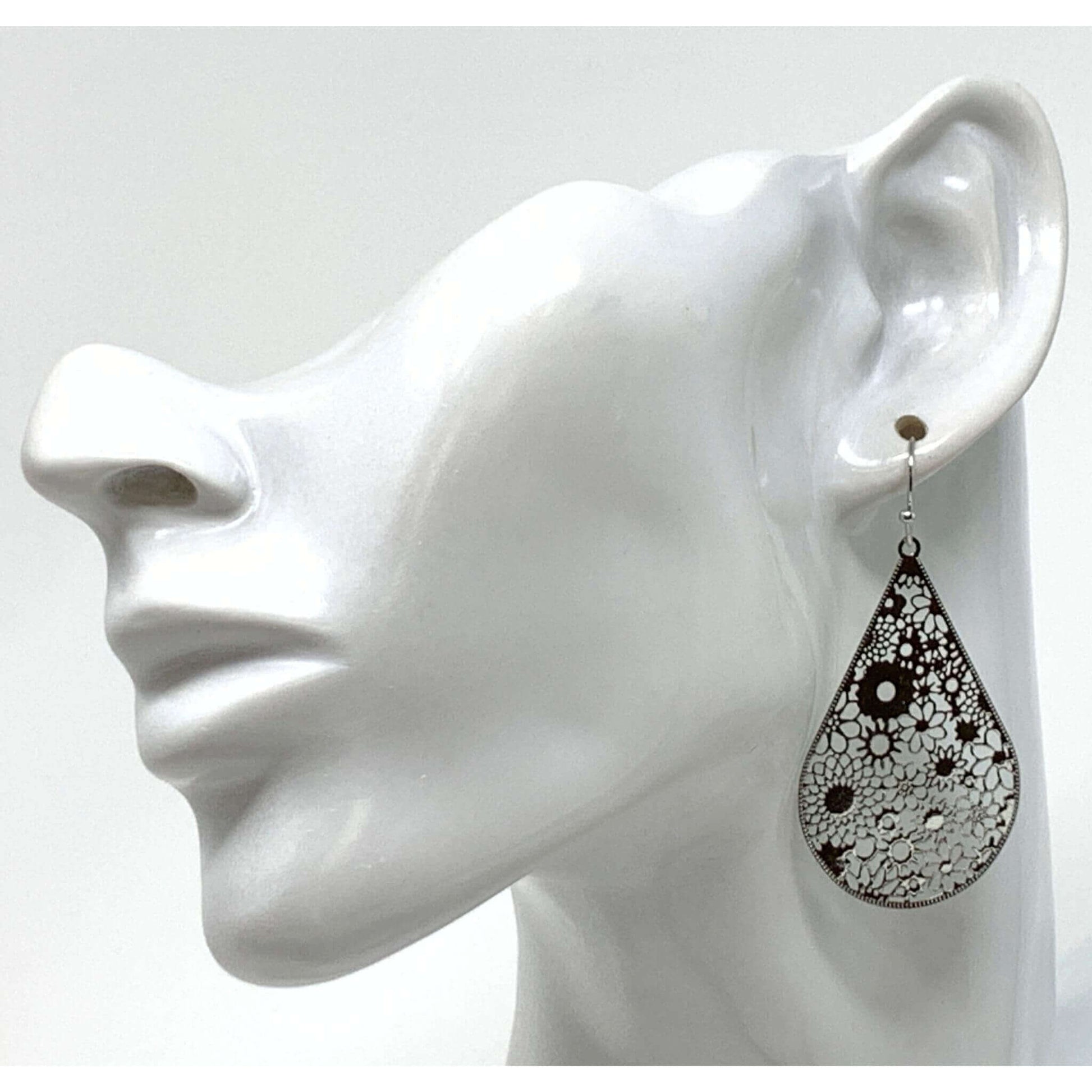 Elegant Women's Earrings - Delicate Flower Design