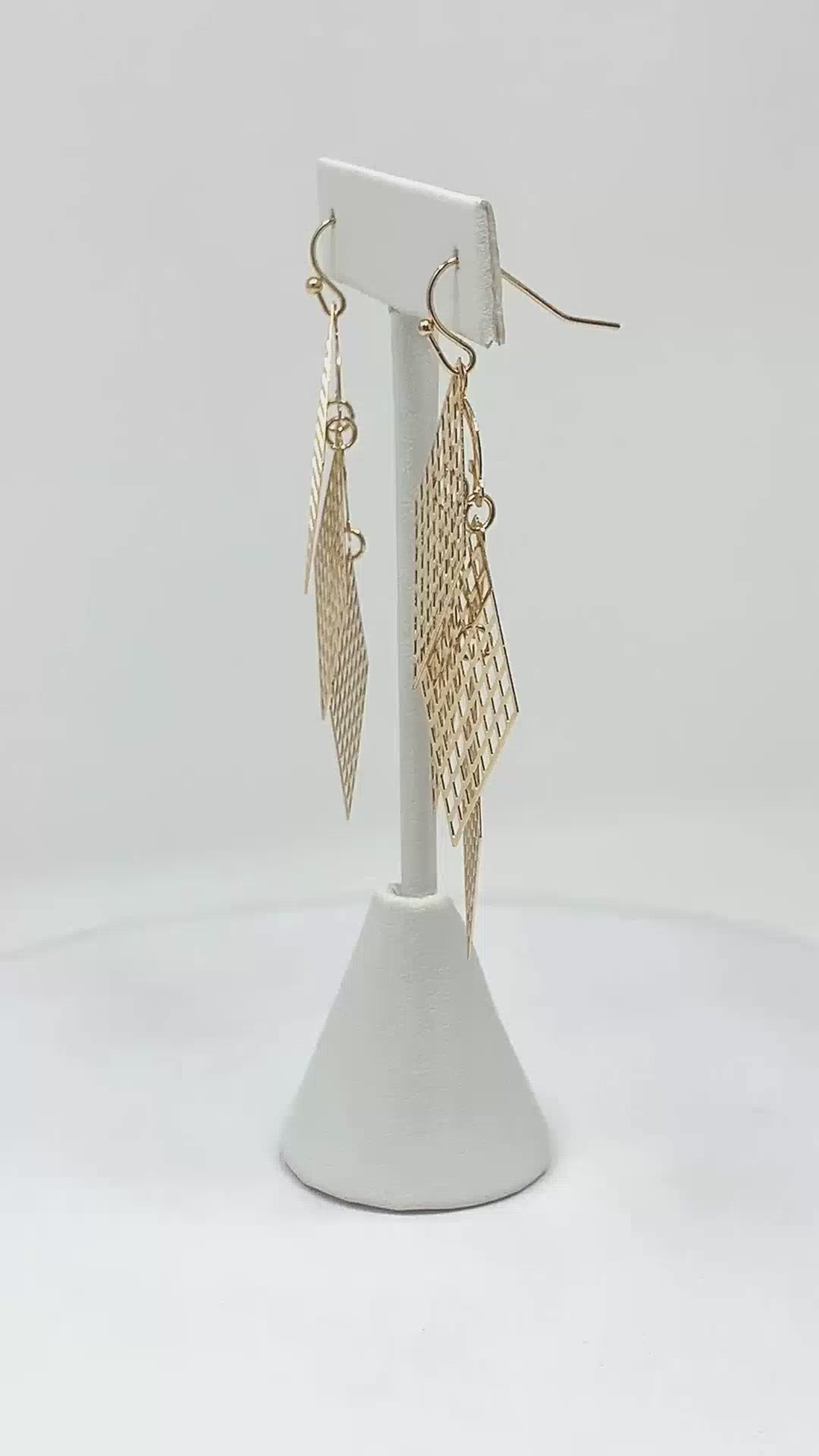 Gold Rhombus Chandelier Earrings with Intricate Filigree: Capture the spotlight with these eye-catching gold rhombus chandelier earrings, featuring dazzling filigree details for a touch of vintage glamour.